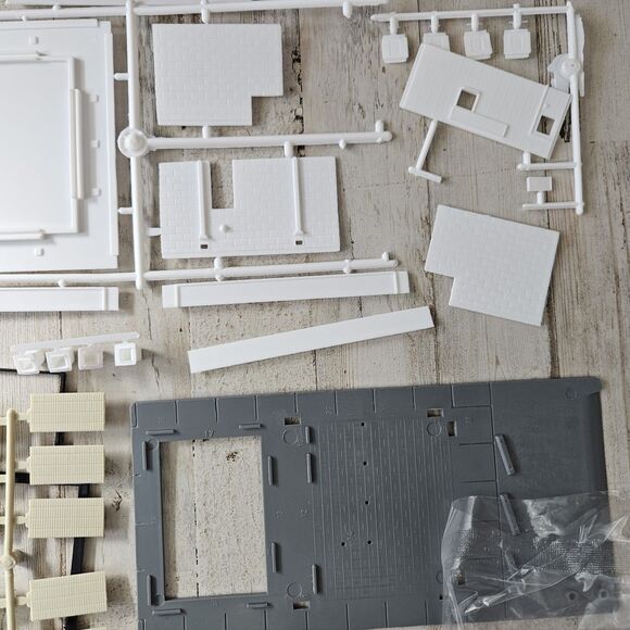 LIFE LIKE (HO Scale) #1394 Kentucky Fried Chicken Kit - Picture 5 of 7